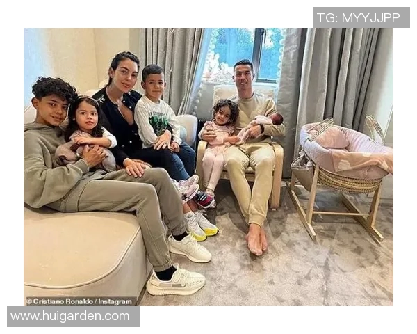 足球明星与孩子们的亲密时刻揭秘那些陪伴小孩的足球巨星们