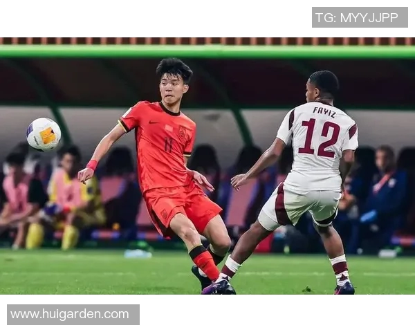 足球明星挑战自我走出舒适区体验野球乐趣与激情