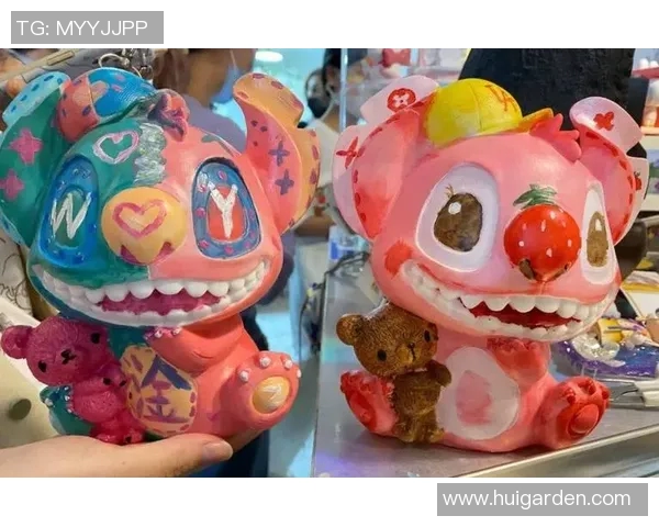 石膏熊娃娃涂色创意活动与足球明星联名展览盛况回顾